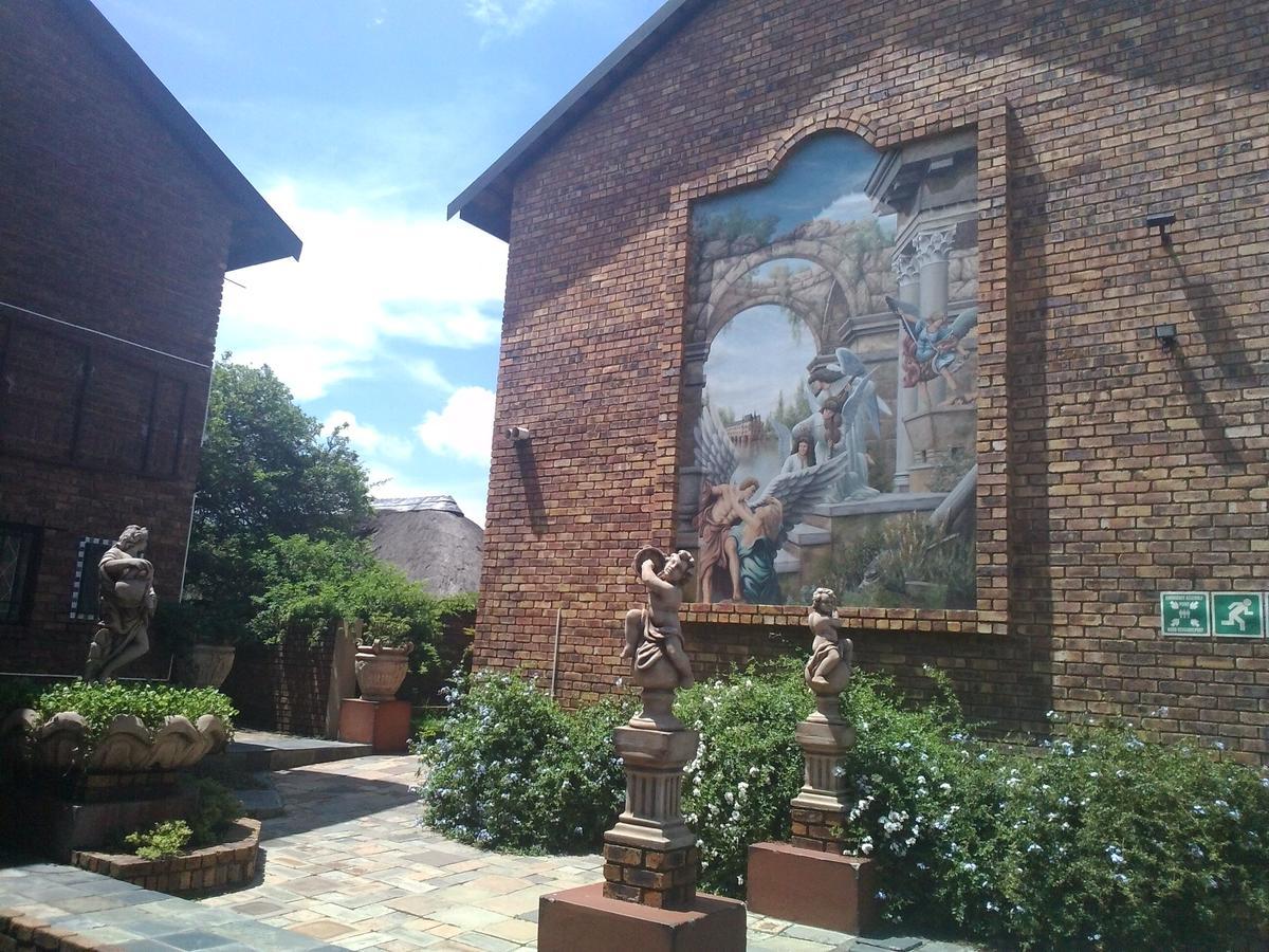 Emalahleni Castle Hotel ภายนอก รูปภาพ
